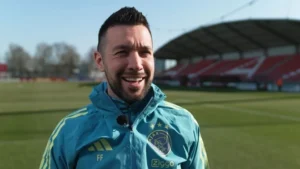 HLV Farioli từ chức sau cú sốc mất ngôi vô địch của Ajax