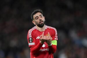 Gary Neville: 'Chỉ Bruno Fernandes đủ sức đá cho Tottenham'