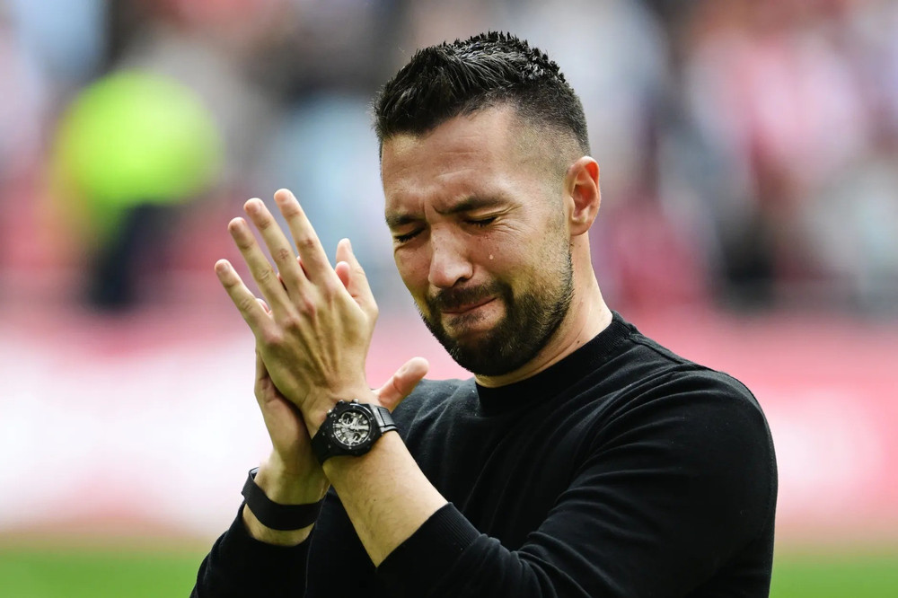 Francesco Farioli buồn bã sau khi Ajax tuột mất chức vô địch Eredivisie